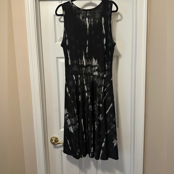LuLaRoe, Nikki dress black and white tie-dye pattern with pockets - Picture 2 of 5